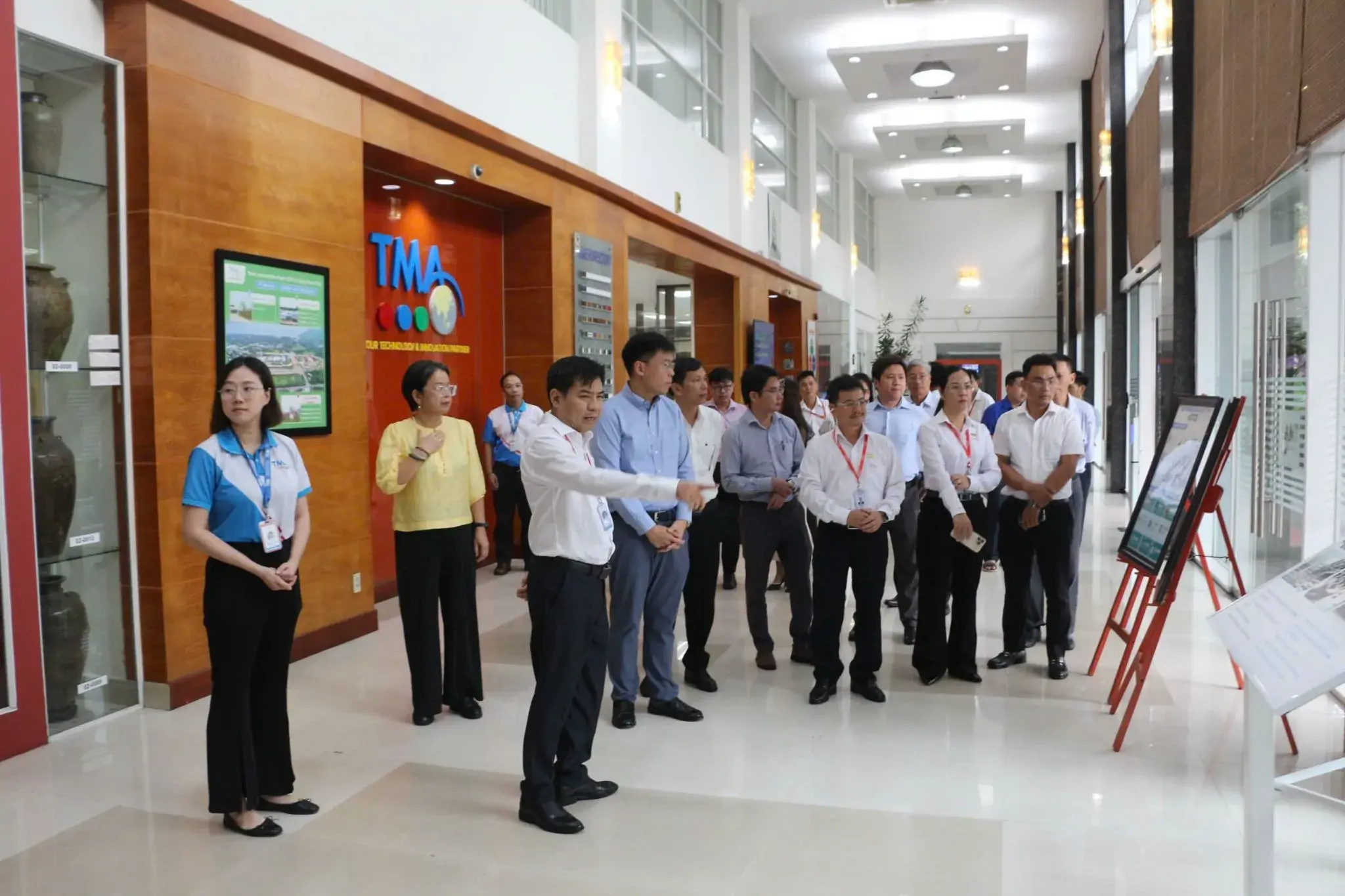 Vice Chairman Truong Minh Huy Vu and the delegation at TMA Innovation Center