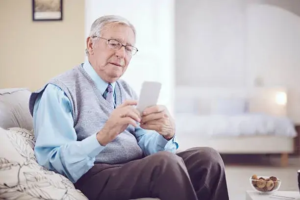 medication-response-tracking-real-time-patient-monitoring-symptoms-side-effects-adherence-vital-signs-healthcare-data-analytics